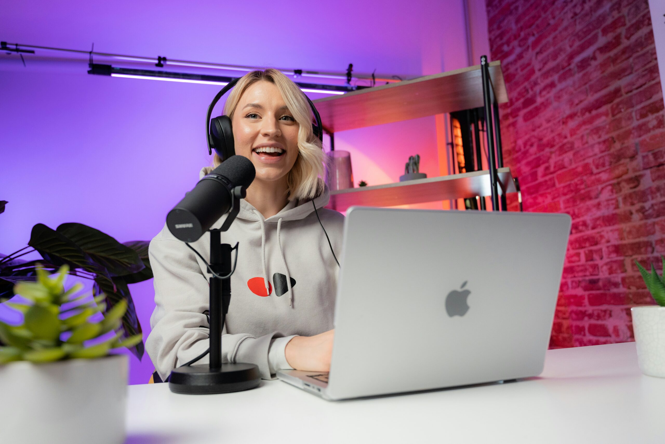 Lisa met Macbook en microfoon Shure SM7B